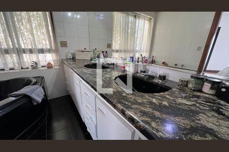 Apartamento à venda com 280m², 4 quartos e 4 vagasBanheiro da suite 3