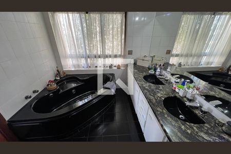 Apartamento à venda com 280m², 4 quartos e 4 vagasBanheiro da Suíte 3