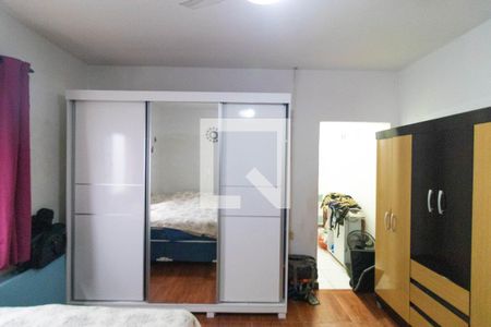 Casa à venda com 100m², 2 quartos e 2 vagas Casa à venda com 100m², 2 quartos e 2 vagasSuíte