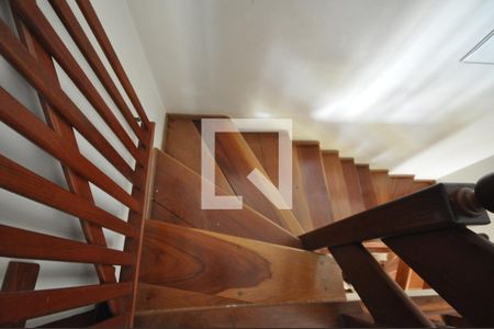 Casa para alugar com 320m², 3 quartos e 5 vagasEscada