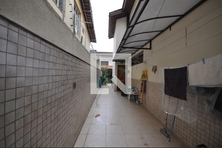 Casa para alugar com 320m², 3 quartos e 5 vagasCorredor externo