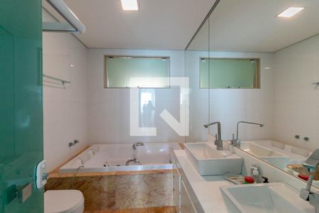 Casa à venda com 300m², 5 quartos e 4 vagasBanheiro Suíte