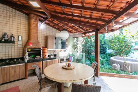 Casa à venda com 300m², 5 quartos e 4 vagasÁrea comum