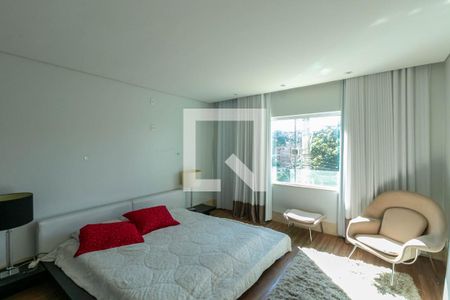 Casa à venda com 300m², 5 quartos e 4 vagasSuíte