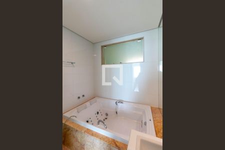 Casa à venda com 300m², 5 quartos e 4 vagasBanheiro Suíte