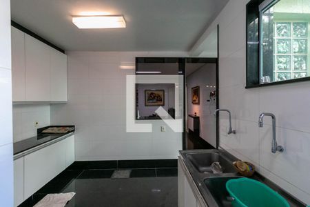 Casa à venda com 300m², 5 quartos e 4 vagasÁrea de Serviço