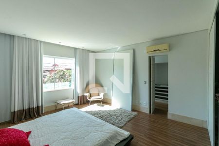 Casa à venda com 300m², 5 quartos e 4 vagasSuíte