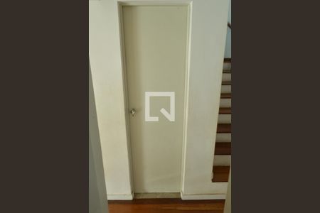 Casa à venda com 270m², 3 quartos e 5 vagas Casa à venda com 270m², 3 quartos e 5 vagasArmário da Escada