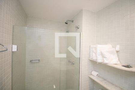 Banheiro, box e chuveiro  de apartamento à venda com 1 quarto, 37m² em Indianópolis, São Paulo