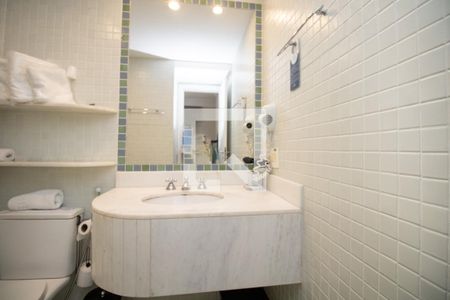 Banheiro, Cuba da pia e espelho  de apartamento à venda com 1 quarto, 37m² em Indianópolis, São Paulo