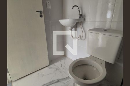 Casa de condomínio para alugar com 85m², 3 quartos e 1 vaga Casa de condomínio para alugar com 85m², 3 quartos e 1 vagaBanheiro social