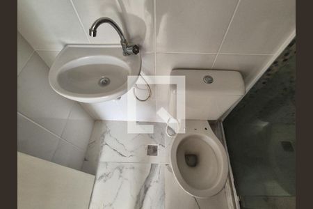 Casa de condomínio para alugar com 85m², 3 quartos e 1 vaga Casa de condomínio para alugar com 85m², 3 quartos e 1 vagaBanheiro social