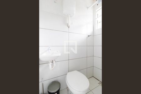 Banheiro Social de kitnet/studio para alugar com 1 quarto, 14m² em Hauer, Curitiba
