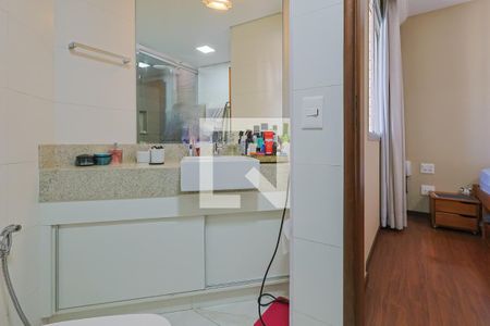 Banheiro de apartamento à venda com 1 quarto, 47m² em Lourdes, Belo Horizonte