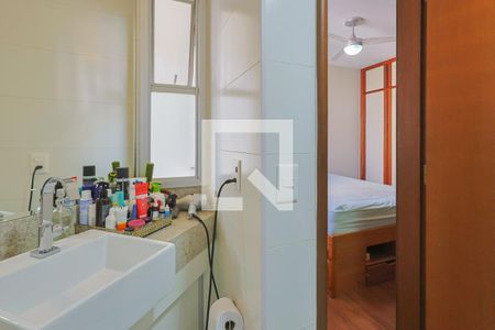 Banheiro de apartamento à venda com 1 quarto, 47m² em Lourdes, Belo Horizonte