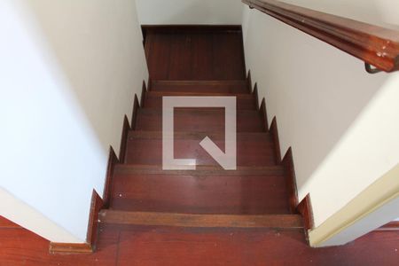 Casa para alugar com 300m², 2 quartos e 2 vagasEscada