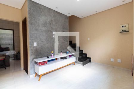 Sala de casa de condomínio para alugar com 2 quartos, 75m² em Vila Araguaia, São Paulo