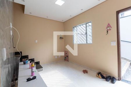 Sala de casa de condomínio à venda com 2 quartos, 75m² em Vila Araguaia, São Paulo