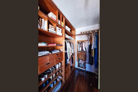 Casa à venda com 1000m², 4 quartos e 4 vagas Casa à venda com 1000m², 4 quartos e 4 vagasCloset da suíte