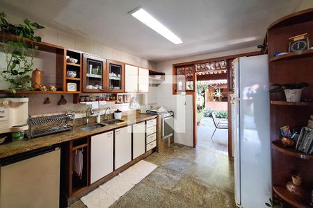 Casa à venda com 1000m², 4 quartos e 4 vagas Casa à venda com 1000m², 4 quartos e 4 vagasCozinha
