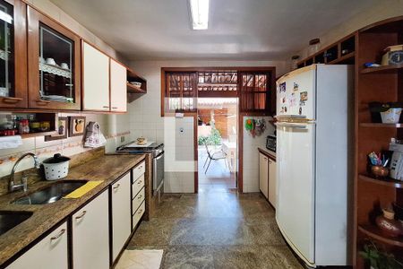 Casa à venda com 1000m², 4 quartos e 4 vagas Casa à venda com 1000m², 4 quartos e 4 vagasCozinha