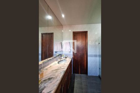 Casa à venda com 1000m², 4 quartos e 4 vagas Casa à venda com 1000m², 4 quartos e 4 vagasBanheiro da Suíte