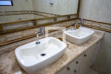 Casa à venda com 300m², 3 quartos e 2 vagas Casa à venda com 300m², 3 quartos e 2 vagasBanheiro 3