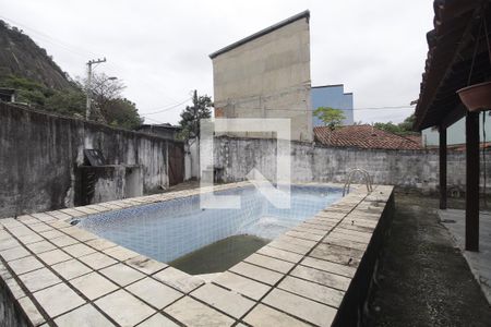 Casa de condomínio para alugar com 362m², 2 quartos e 4 vagasQuintal