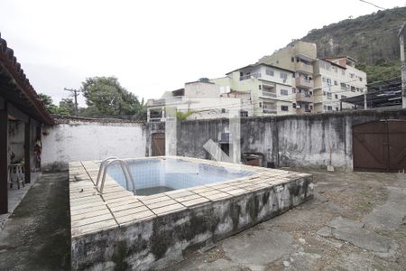 Casa de condomínio para alugar com 362m², 2 quartos e 4 vagasQuintal
