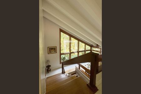 Casa de condomínio à venda com 430m², 4 quartos e 6 vagasEscada