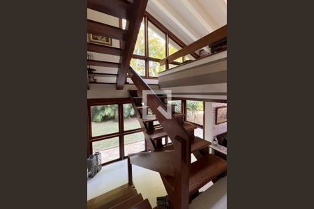 Casa de condomínio à venda com 430m², 4 quartos e 6 vagasEscada