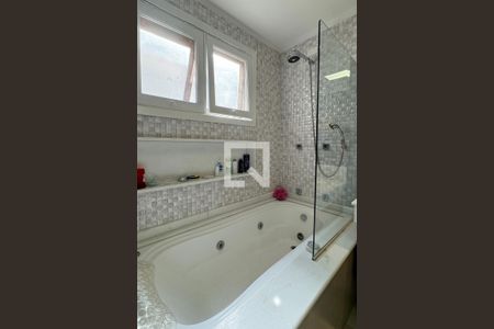 Casa de condomínio à venda com 430m², 4 quartos e 6 vagasBanheiro da Suíte 1