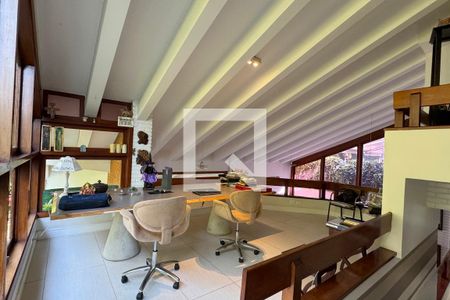 Casa de condomínio à venda com 430m², 4 quartos e 6 vagasEscritório