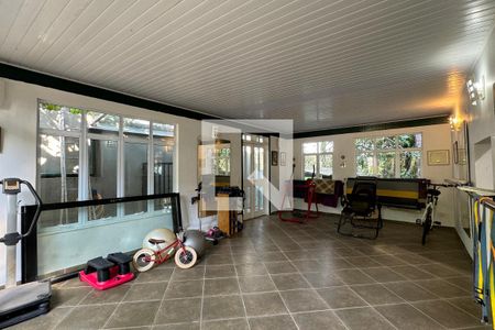 Casa de condomínio à venda com 430m², 4 quartos e 6 vagasAcademia