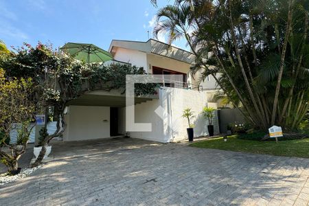 Casa de condomínio à venda com 430m², 4 quartos e 6 vagasFachada