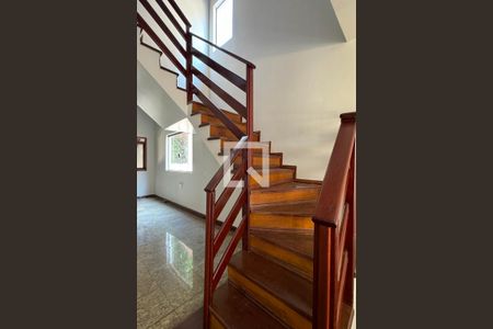 Escada de casa de condomínio para alugar com 4 quartos, 380m² em Alphaville, Santana de Parnaíba