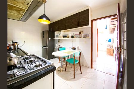 Casa à venda com 95m², 2 quartos e 2 vagasCozinha 