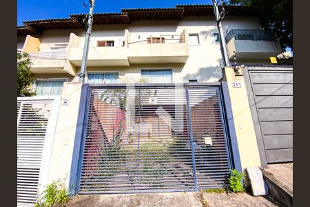 Casa à venda com 95m², 2 quartos e 2 vagasFachada