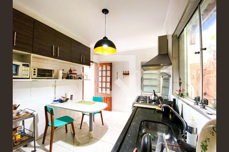 Casa à venda com 95m², 2 quartos e 2 vagasCozinha 