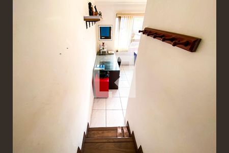 Casa à venda com 95m², 2 quartos e 2 vagasEscada