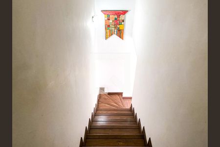 Casa à venda com 95m², 2 quartos e 2 vagasEscada