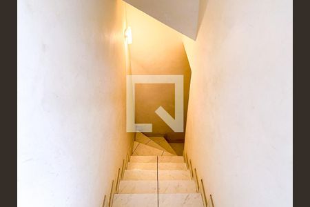 Casa à venda com 95m², 2 quartos e 2 vagasEscada