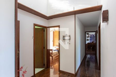 Casa à venda com 700m², 5 quartos e 2 vagasCorredor