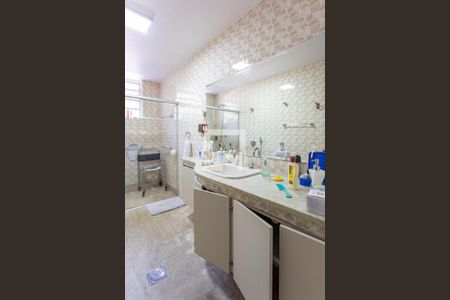 Casa à venda com 700m², 5 quartos e 2 vagasBanheiro da Suíte 2