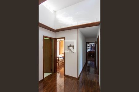 Casa à venda com 700m², 5 quartos e 2 vagasCorredor