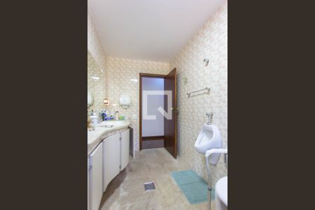 Casa à venda com 700m², 5 quartos e 2 vagasBanheiro da Suíte 2