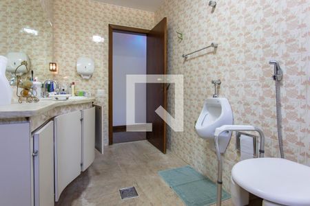 Casa à venda com 700m², 5 quartos e 2 vagasBanheiro da Suíte 2