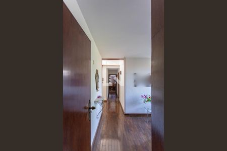 Casa à venda com 700m², 5 quartos e 2 vagasCorredor