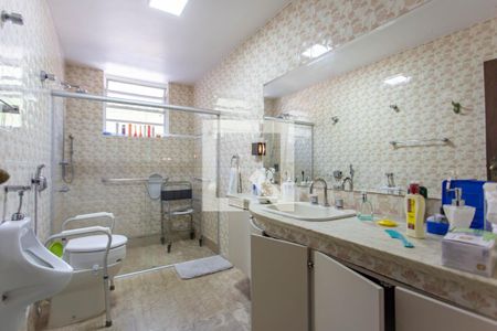 Casa à venda com 700m², 5 quartos e 2 vagasBanheiro da Suíte 2