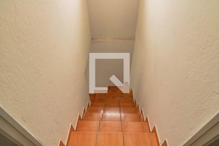 Escada de casa para alugar com 2 quartos, 70m² em Jardim Oriental, São Paulo